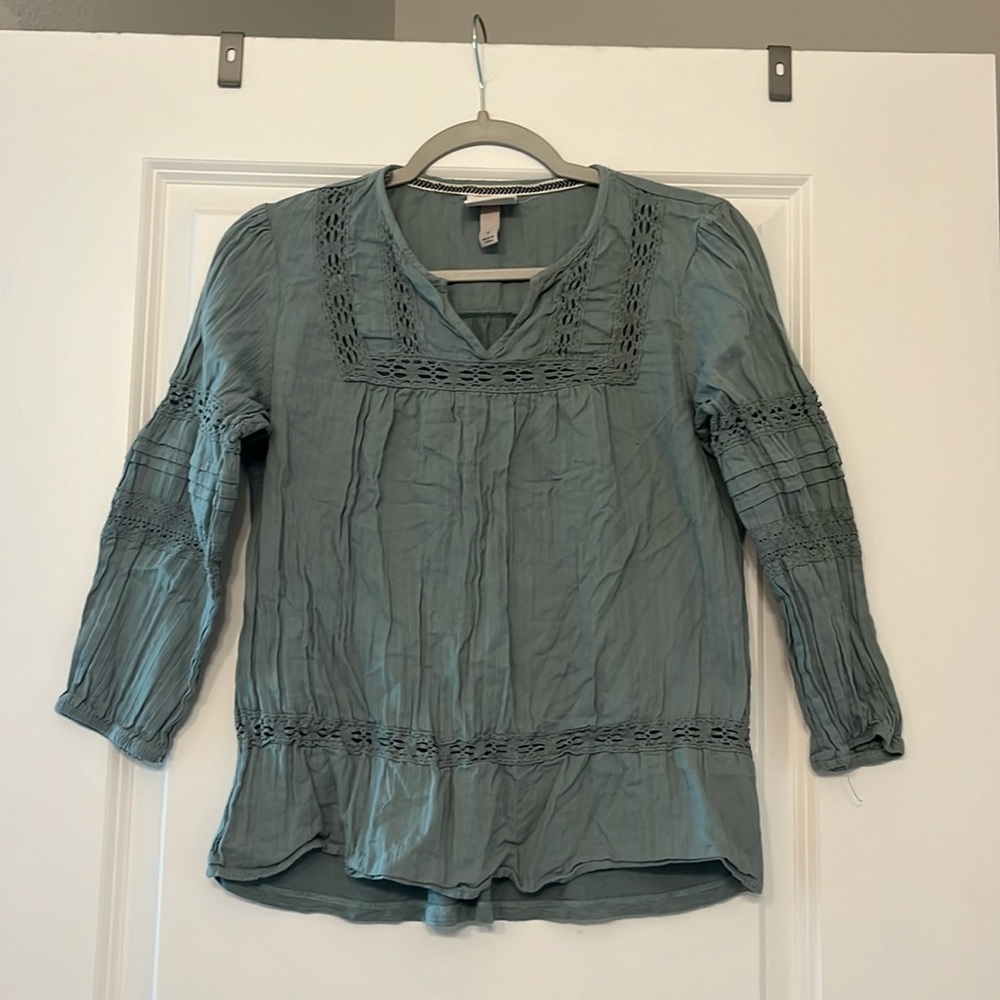 blue-ish green blouse!